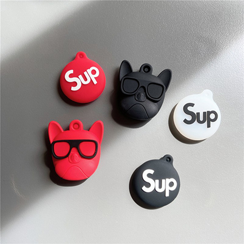 シュプリーム AirTagカバー Supreme ブルドッグ柄 メガネ ブランド GPSアクセサリー ブランド カラビナ付き エアータグ