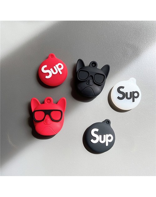 シュプリーム AirTagカバー Supreme ブルドッグ柄 メガネ ブランド GPSアクセサリー ブランド カラビナ付き エアータグ 個性 キーホルダー 紛失防止 airtags 落下防止 シリコンケース メンズ レディース