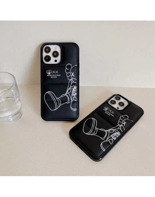 Kaws カウズ ブランド iphone 14/14 pro/14 pro max/14 plusケース セレブ愛用 レザー 経典  ダウンジャケット風 KAWS 保護 アイフォン14プロマックス/14プラス/14/13/12/11/X/XS/XR/8+/7+カバー  黒色 オーダーメイド メンス レデイース