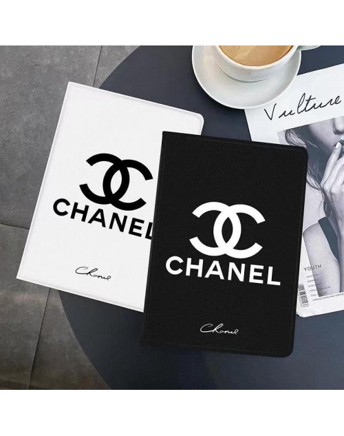 CHANEL/シャネル ハイブランド iPad 10/Pro 2022/Air 5/Mini 6/9ケース かわいい モノグラム アイポッド10/プロ2022/エアー5/ミニ 6/9カバー 手帳型 第 9/8/7世代 黒白色 ipad pro 2021/air4/3/2カバー スタンド付き 芸能人愛用 メンズ レディーズ 