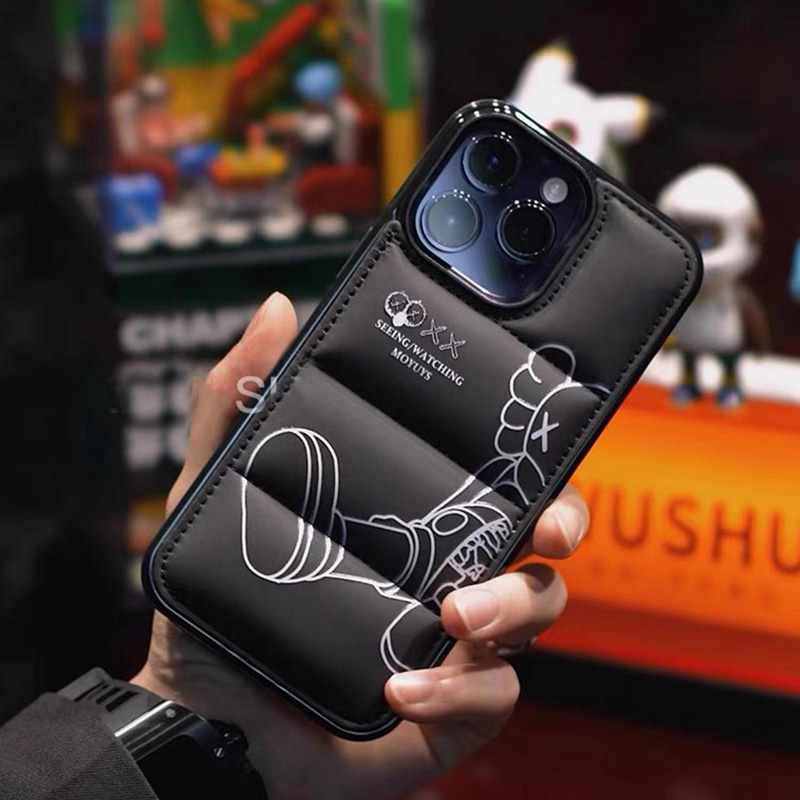 カウズiphone14pro max/14plusケース可愛いkawsオリジナル革ダウン ジャケット ブランド  KAWS アイフォン14男女