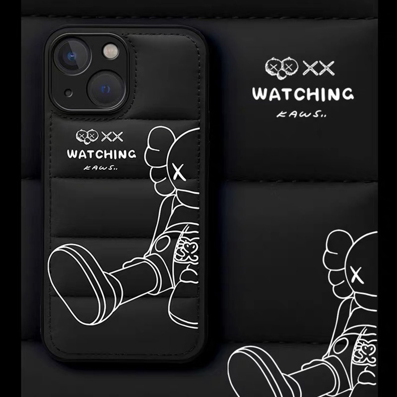 Kaws カウズ ブランド iphone 14/14 pro/15 pro max/15 plusケース セレブ愛用 レザー 経典 ダウンジャケット風 KAWS 保護 アイフォン15プロマックス/14プラス/14+カバー 黒色 オーダーメイド メンス レデイース