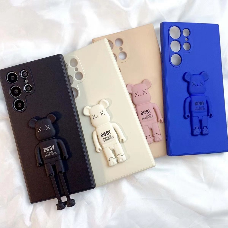 Kaws カウズ ブランド iPhone 14 Pro Max/14 Plusース 個性 Be@rbrick モノグラム 熊柄 スタンド機能 シリコン ベアブリック Galaxy S23Plus Ultra